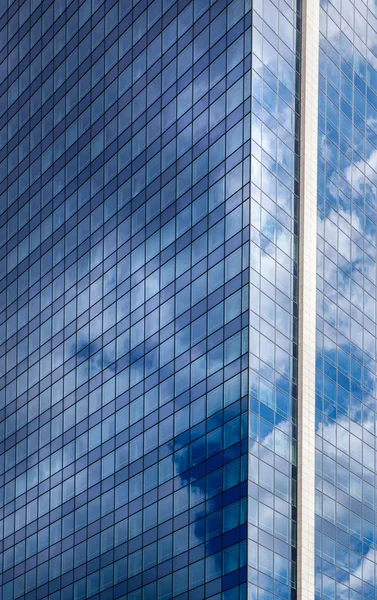 Rascacielos contra cielo azul —  Fotos de Stock