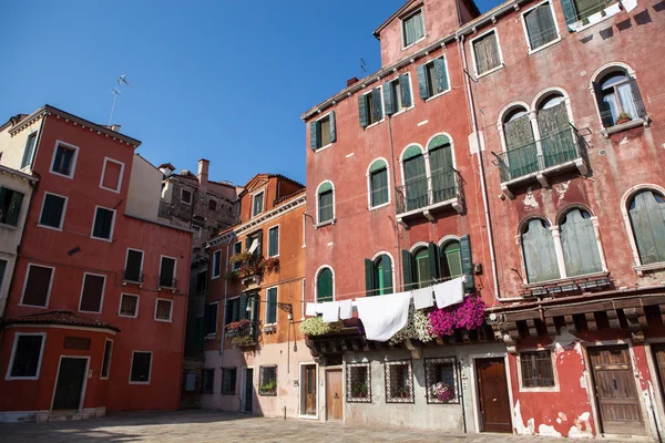 Laundry hanging out of a typical Venetian facade — Stock Photo, Image