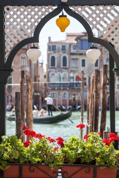 Gondole et maisons à Venise — Photo