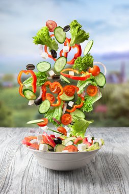 Salata kasesine düşen taze karışık sebzeler.