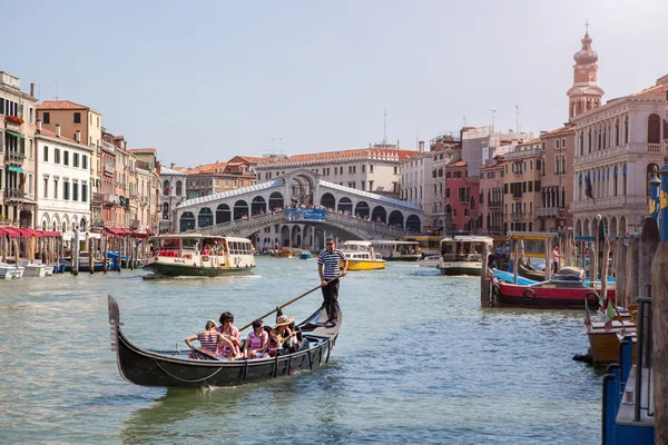 Gondola perto da Ponte Rialto em Veneza — Fotografia de Stock