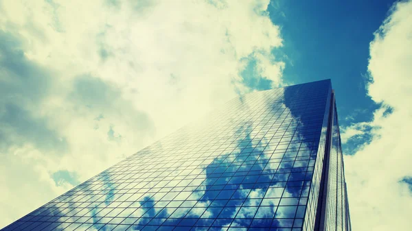 Rascacielos contra cielo azul —  Fotos de Stock