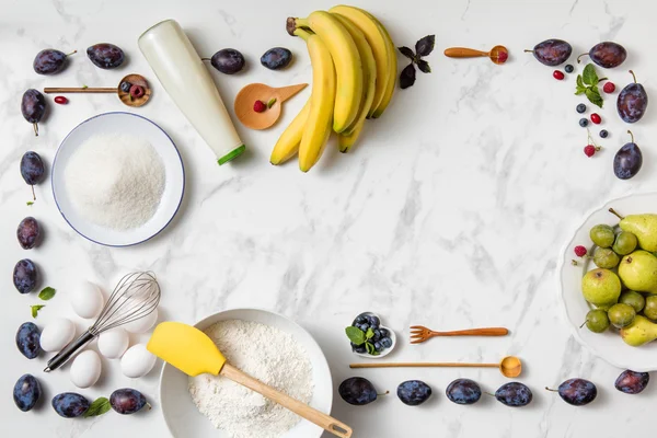 Zutaten für Bananenkuchen auf weißem Hintergrund. — Stockfoto