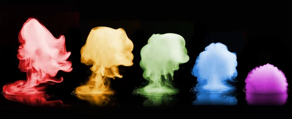 Взрыв цветного дыма на черном — стоковое фото