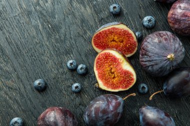 Taze incir ve yaban mersini