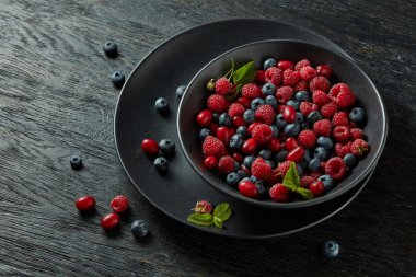 taze çilek plaka üzerinde