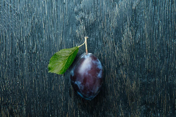 Eine reife leckere Gewürzfrucht aus purpurroter Pflaume — Stockfoto