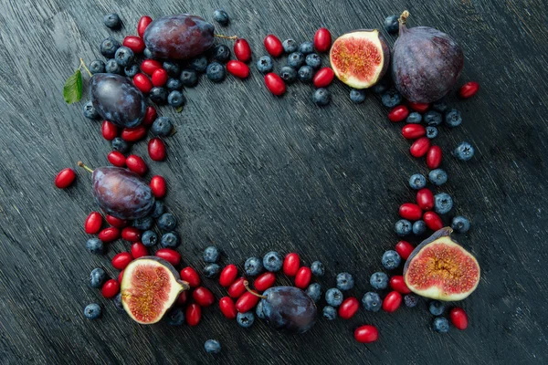 Rahmen mit Beeren und Feigen — Stockfoto