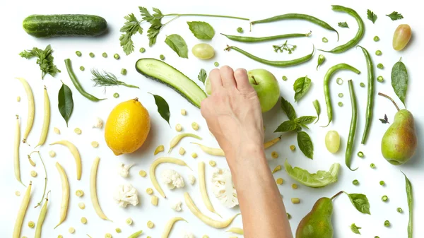 Натюрморт из свежих зеленых овощей и фруктов — стоковое фото