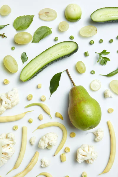 Ainda vida de verduras verdes frescas e frutos — Fotografia de Stock