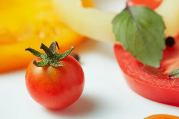 Pomodoro con coda verde — Foto Stock