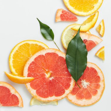 Taze narenciye dilimleri ve yaprak kapat