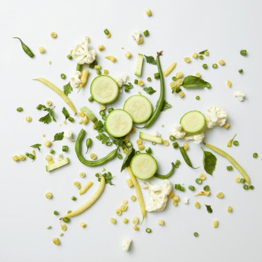 zhuchini, karnabahar ve beyaz arka plan üzerinde fasulye