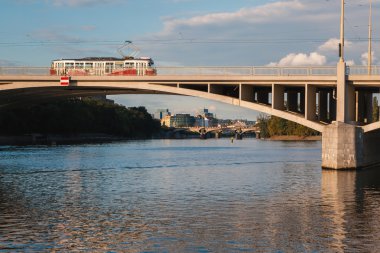 Prag tramvay bir köprü