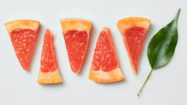 Segment van rijpe grapefruit met verlaat geïsoleerde — Stockfoto