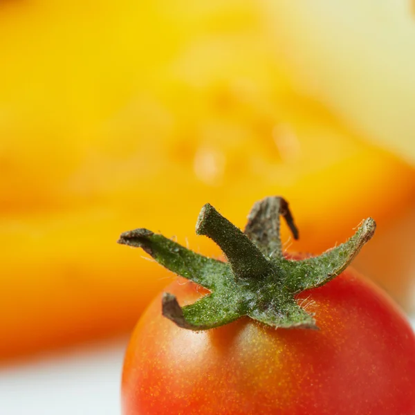Tomat med grön svans — Stockfoto