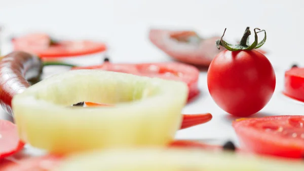 Tomate mit grünem Schwanz — Stockfoto