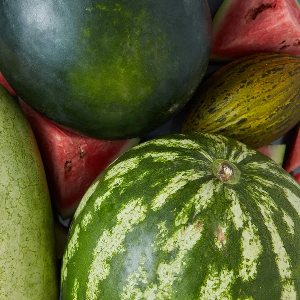 Wassermelonenscheibe mit vielen großen süßen grünen Wassermelonen. — Stockfoto