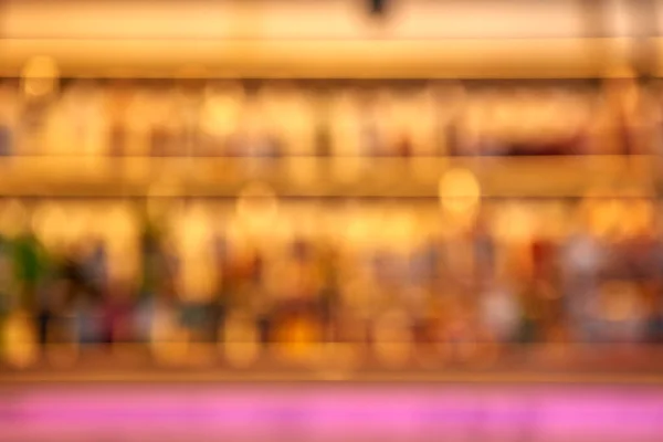 Fondo Borroso Abstracto Bar Restaurante Espacio Escritorio Rosa Con Botellas —  Fotos de Stock