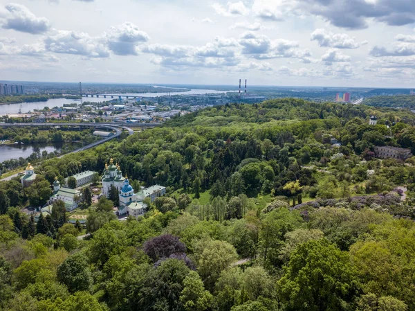 夏の植物園 川や都市の建物で美しい緑の木の空中ビュー コピースペース — ストック写真