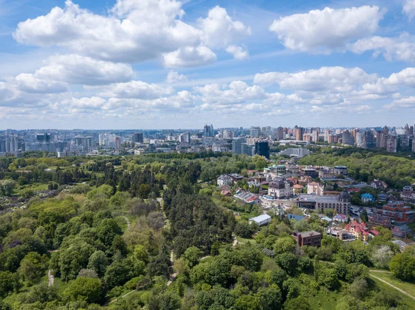 夏の美しい緑の植物園の空中ビュー 空に雲と水平線上の都市の建物 — ストック写真