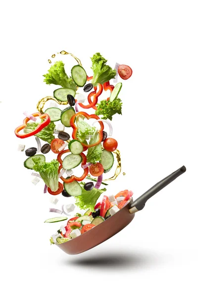 Pfanne Mit Fallendem Leckerem Frischem Gemüse Auf Weißem Hintergrund — Stockfoto