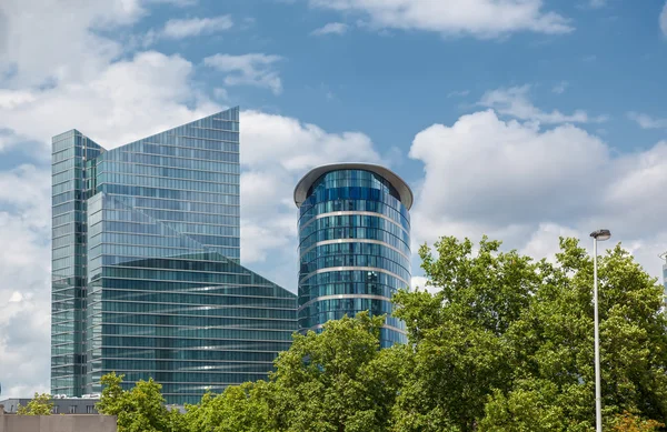 Bâtiment moderne près du parc avec des arbres verts — Photo