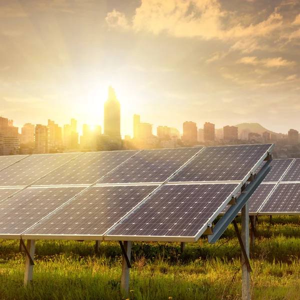 Paneles solares bajo el cielo — Foto de Stock