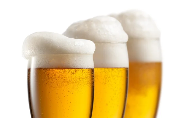Μπύρα σε ποτήρια που απομονώνονται σε λευκό — Φωτογραφία Αρχείου