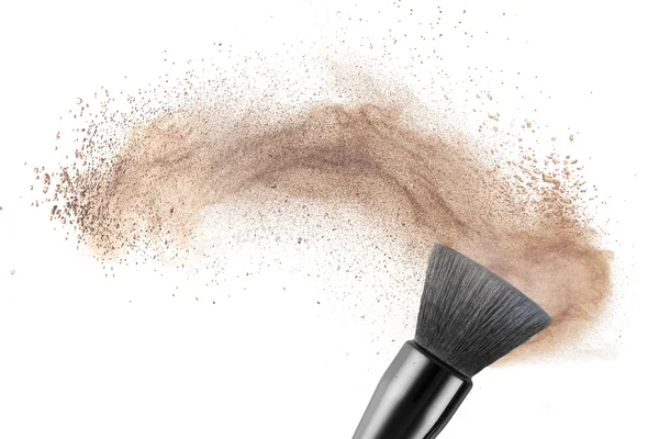 Make-up Pinsel mit Puder Foundation isoliert — Stockfoto