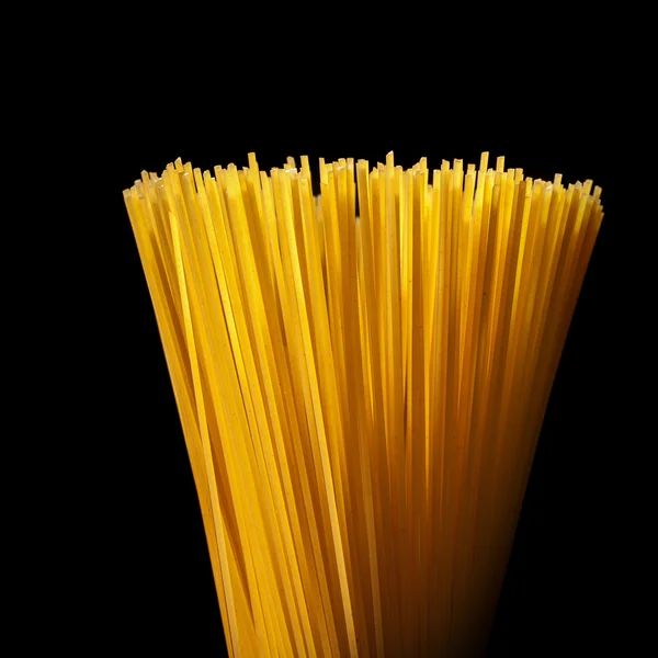 Spaghetti italien isolé sur noir — Photo
