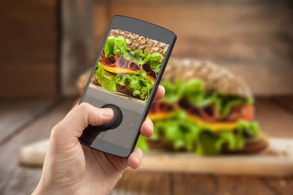 Toma de foto a mano de sándwich con smatphone —  Fotos de Stock
