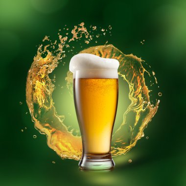 Bira cam yeşil arka plan üzerinde sıçrama ile