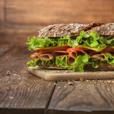 Tahta masada sandviç.