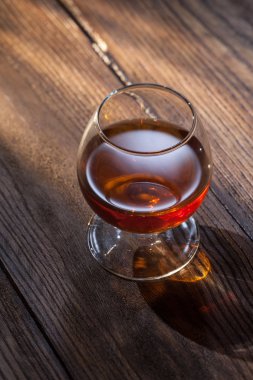 Konyak cam ahşap üzerine