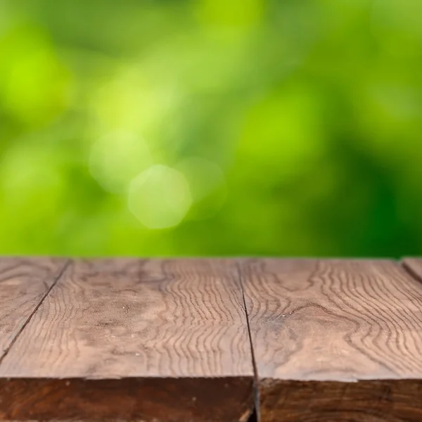 Порожній дерев'яний стіл на зеленому фоні — стокове фото