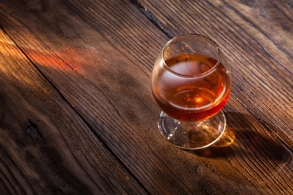 Cognac in vetro sul legno — Foto Stock