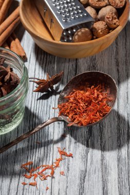 Safran ahşap arka plan üzerinde çeşitli baharatlar ile
