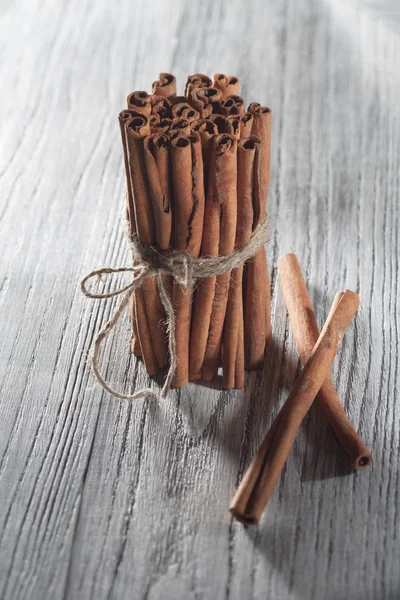 Cinnamon sticks isolated on white wooden table — Stock Photo, Image