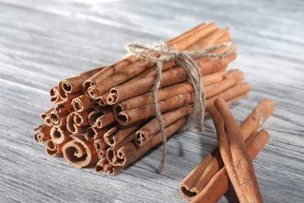 Cinnamon sticks isolated on white wooden table — Stock Photo, Image