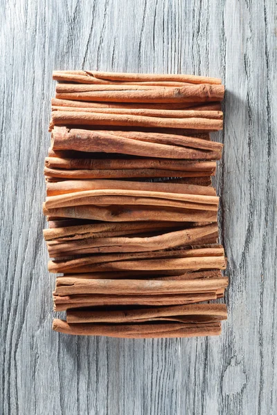 Kanelstänger isolerade på vita träbord — Stockfoto