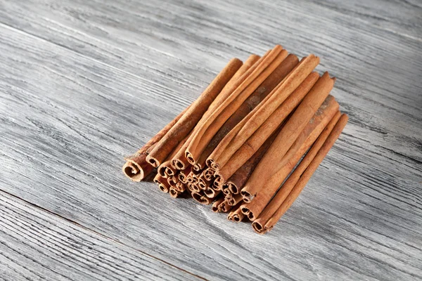 Varas de canela isoladas em mesa de madeira branca — Fotografia de Stock