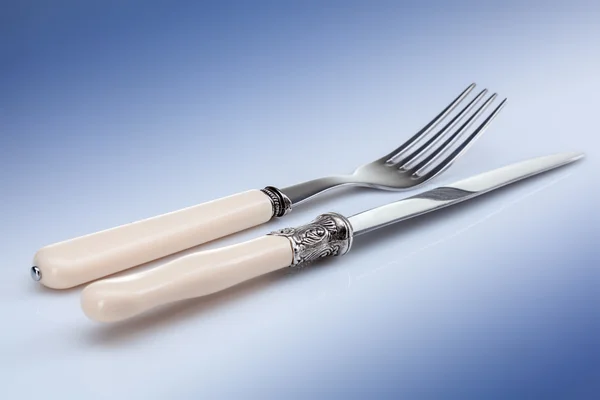 Cuchillo y tenedor en azul — Foto de Stock