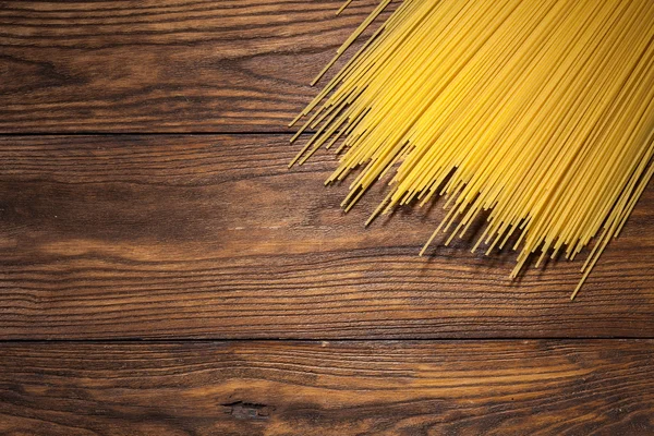 Espaguetis italianos sobre fondo de madera —  Fotos de Stock