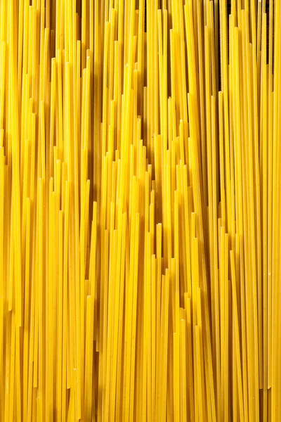 Spaghettis italiens sur fond bois — Photo