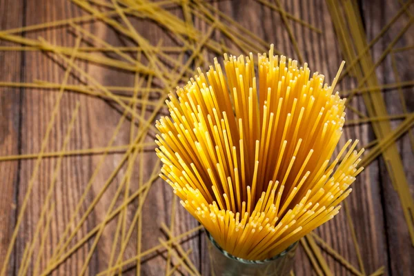 Espaguetis italianos sobre fondo de madera —  Fotos de Stock