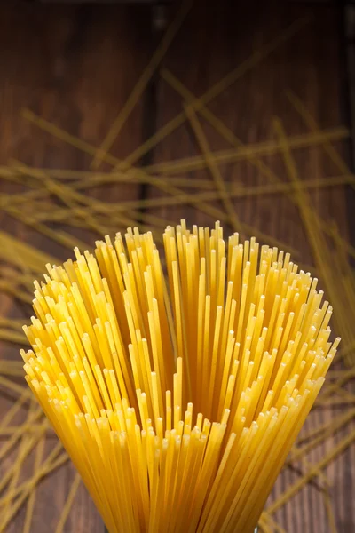 Espaguetis italianos sobre fondo de madera —  Fotos de Stock