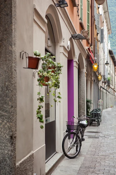 Bicycle on street of italian city — Stock Photo, Image