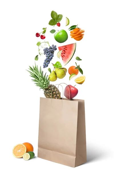 Frutos que caen en bolsa aislados en blanco —  Fotos de Stock