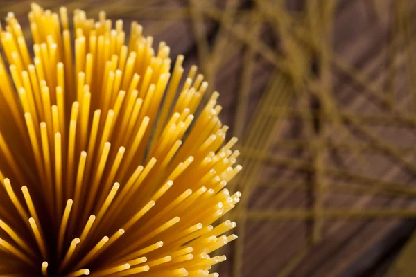 Espaguete italiano sobre fundo de madeira — Fotografia de Stock